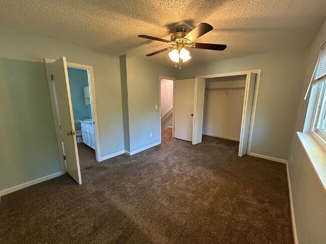 Building Photo - 2BR/1.5BA Townhouse Apartment Conveniently Located!