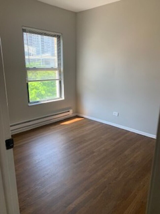 Building Photo - Rogers Park Three Bedroom/Two Bath New Renovation