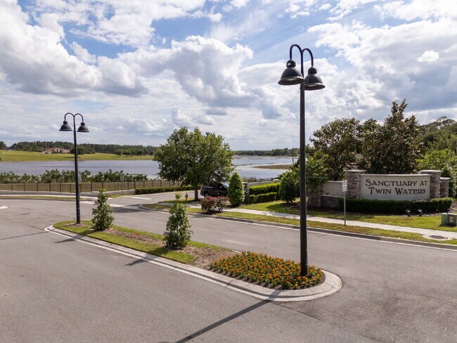 Building Photo - "Spacious 4-Bedroom Retreat with 3 Full Baths in Winter Garden's Serene Sanctuary"