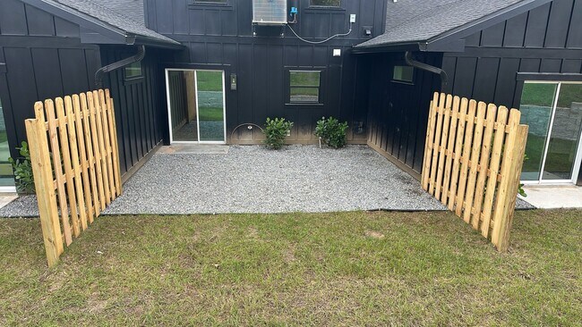 Building Photo - 207 Cherry Ave