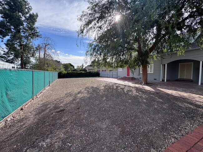 Building Photo - Beautiful 2 story 3 bedroom 2 bathroom home