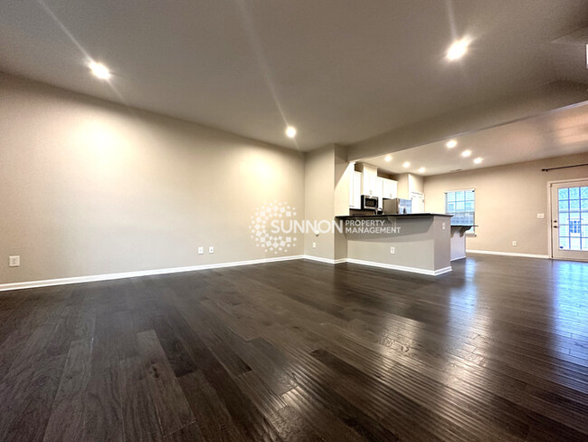 Building Photo - Beautiful 3 Bed Townhome in Eagle Lake Sub...