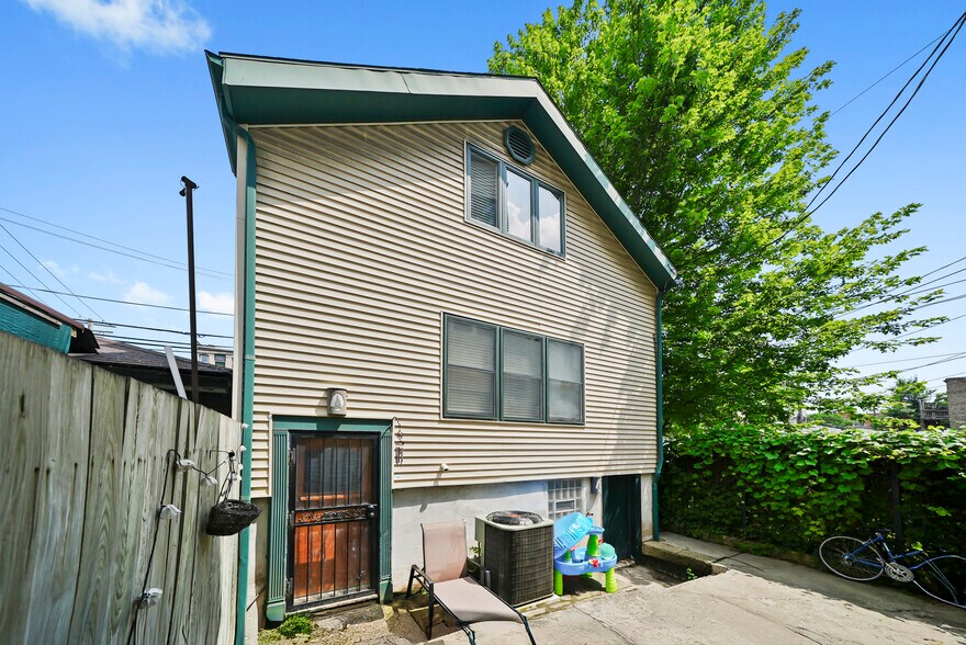 Building Photo - 2736 W Evergreen Ave