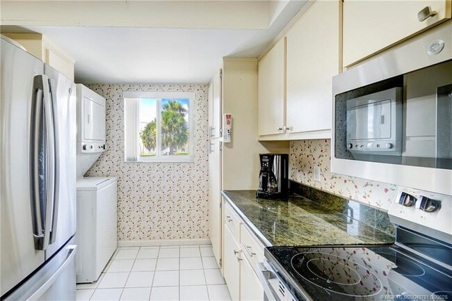 Building Photo - 5532 NE Gulfstream Way