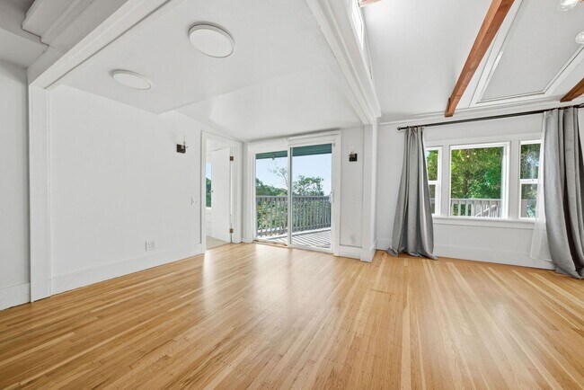 Building Photo - 4 Bed/2.5 Bath Multilevel Home with Amazing Views!