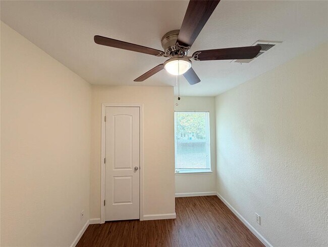 Building Photo - 1605 Parkwood Dr