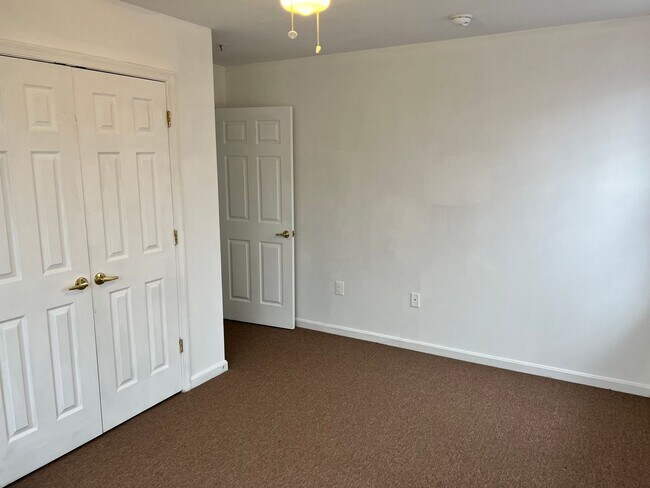 Building Photo - Spacious 3 Bedroom End Unit- Baltimore, MD