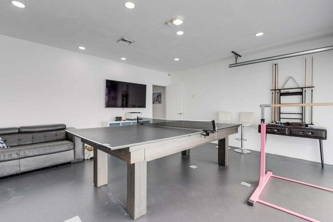 Building Photo - 1049 W Palmetto Park Rd