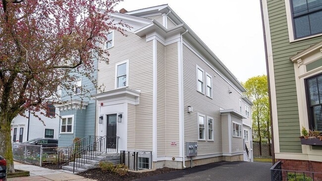 Building Photo - 555 E 5th St