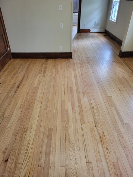 Family Room, Looking towards Street - 920 W Lovell St