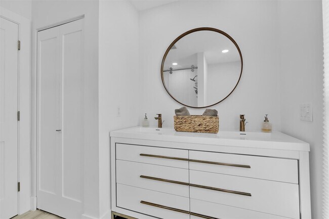 Building Photo - 17026 Bay St