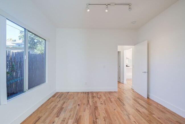 Building Photo - 3216 Bellevue Ave