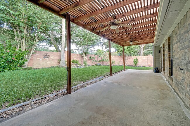 Building Photo - 22926 Rainbow Bend Ln