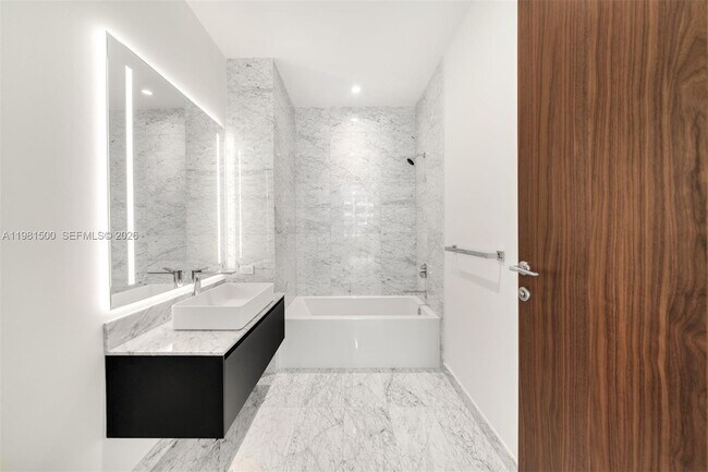 Building Photo - 5 Grove Isle Dr