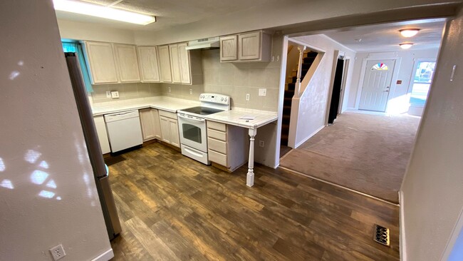 Building Photo - 3 Bedroom 1.5 Bath House Large 2 Car Detac...