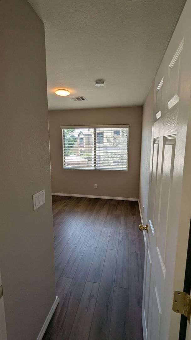 Building Photo - Northwest 3bdrm Home
