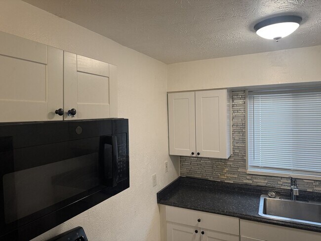 Building Photo - 1903 W Grand Ave