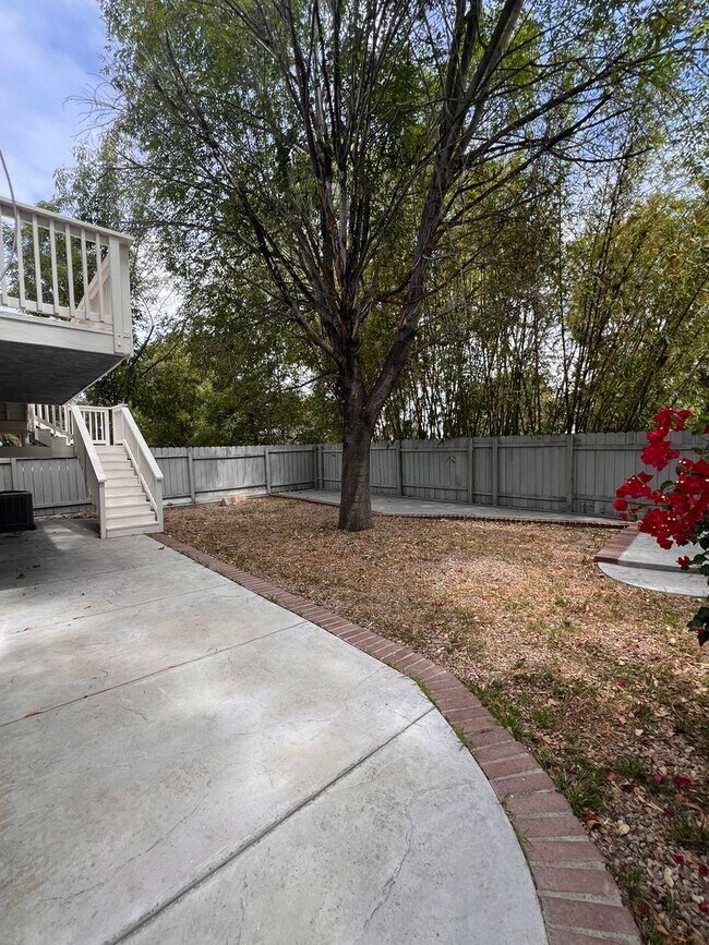 Building Photo - Newbury Park - Three bedroom, bonus room (could be 4th bedroom, 2.5 bathrooms