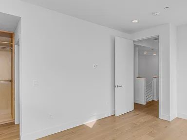 Building Photo - 2000 Beachwood Dr