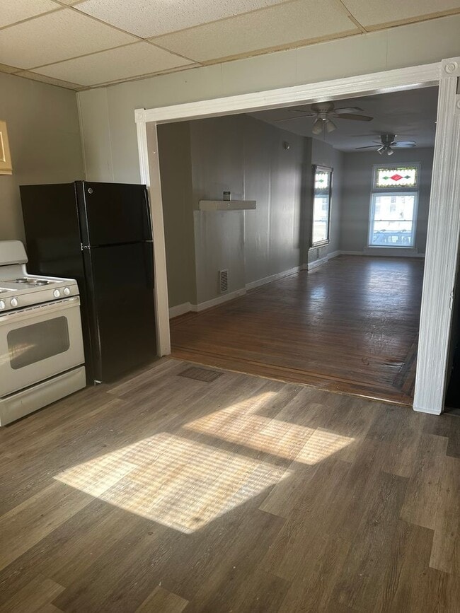 Building Photo - Spacious Home! W/D Hook-Up! Available Now!