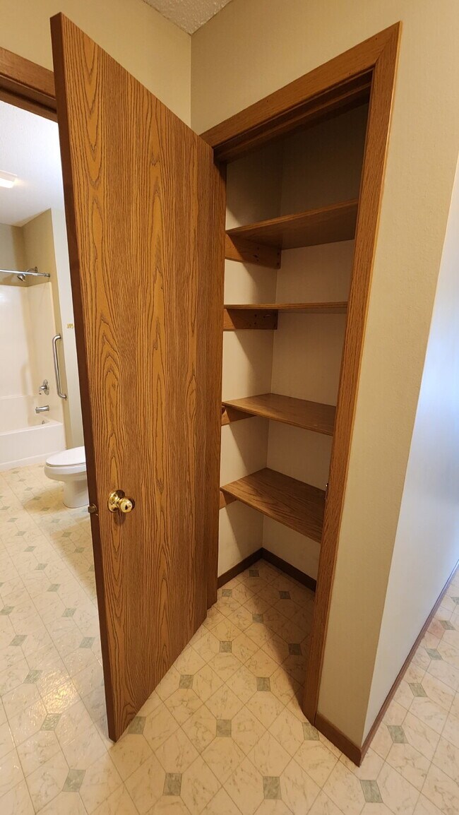 Building Photo - 2 Bedroom, 1 1/2 Bathroom Apartment With A/C & Garage - Available Now!