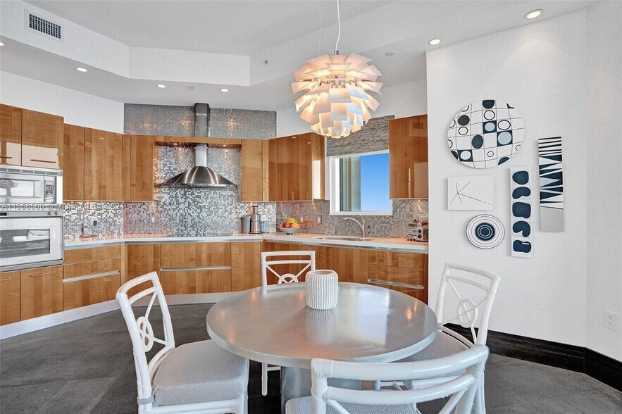 Building Photo - 16047 Collins Ave