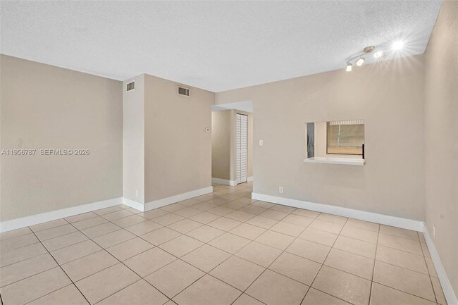 Building Photo - 400 Commodore Dr