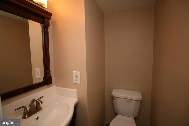 Building Photo - 512 Suffield Dr