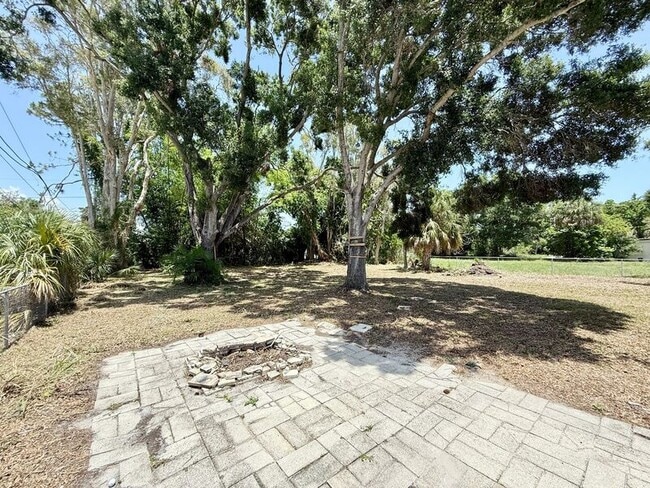 Building Photo - 2565 Granada Cir W