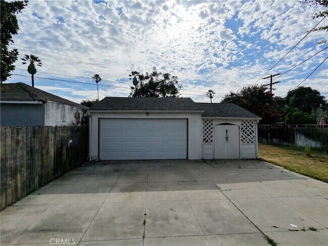 Building Photo - 3907 Edgehill Dr