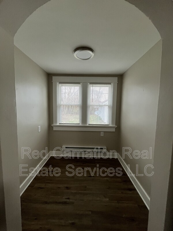 Building Photo - 1009 W Hillcrest Ave