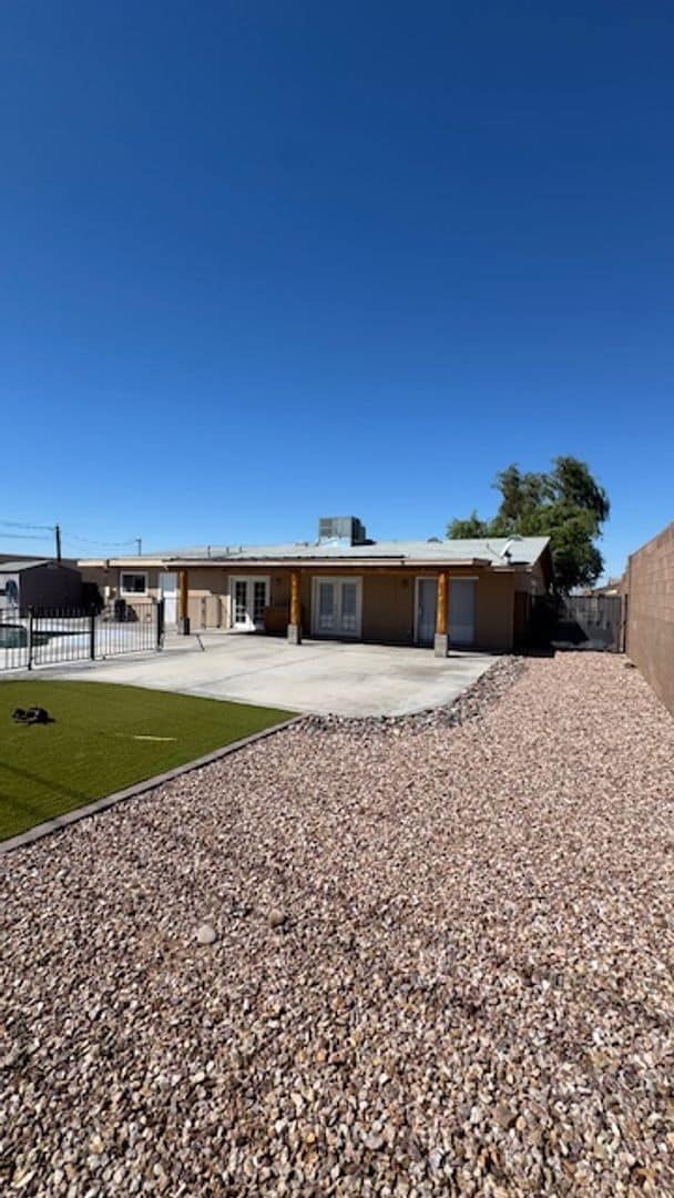 Building Photo - LONG TERM! 3 Bedroom 3 Bath Pool Home!