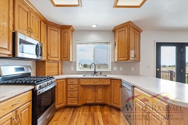 Building Photo - Spacious Single Family Home With Attached ...