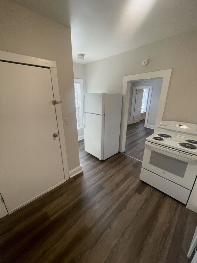 Building Photo - 2 bd 1 ba duplex