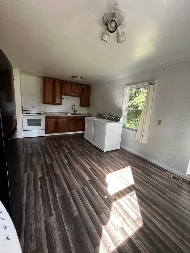 Building Photo - 9745 Poindexter Rd