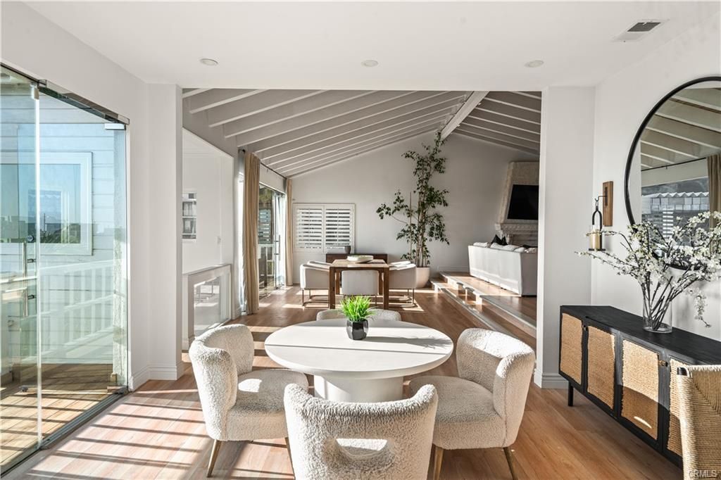 Building Photo - 2019 Sunset Plaza Dr