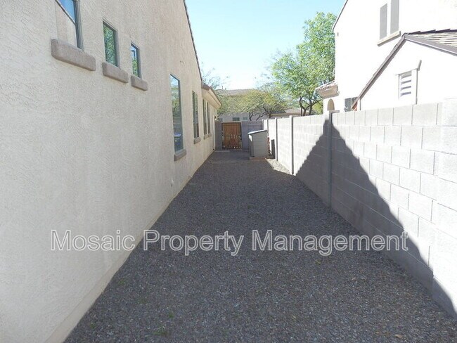 Building Photo - 3721 S Vineyard Ave