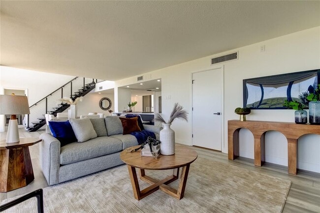 Building Photo - 500 N Osceola Ave