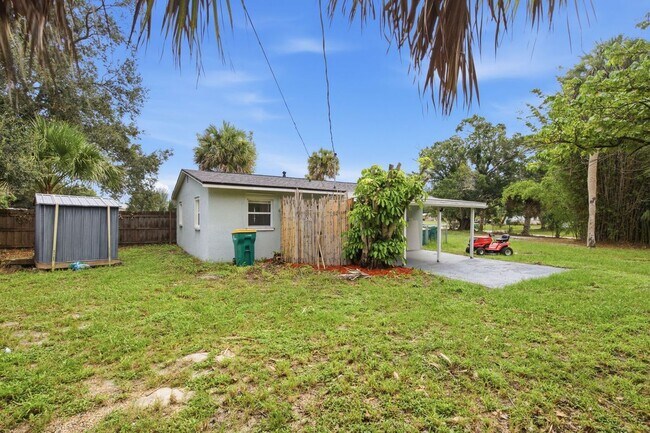 Building Photo - 2267 Robinhood Dr