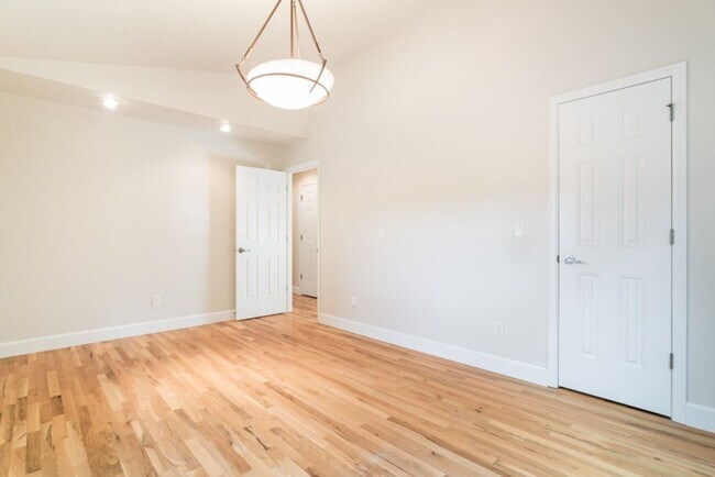 Building Photo - Escape to the Country, Spacious Contemporary in Wilsonville with Shop