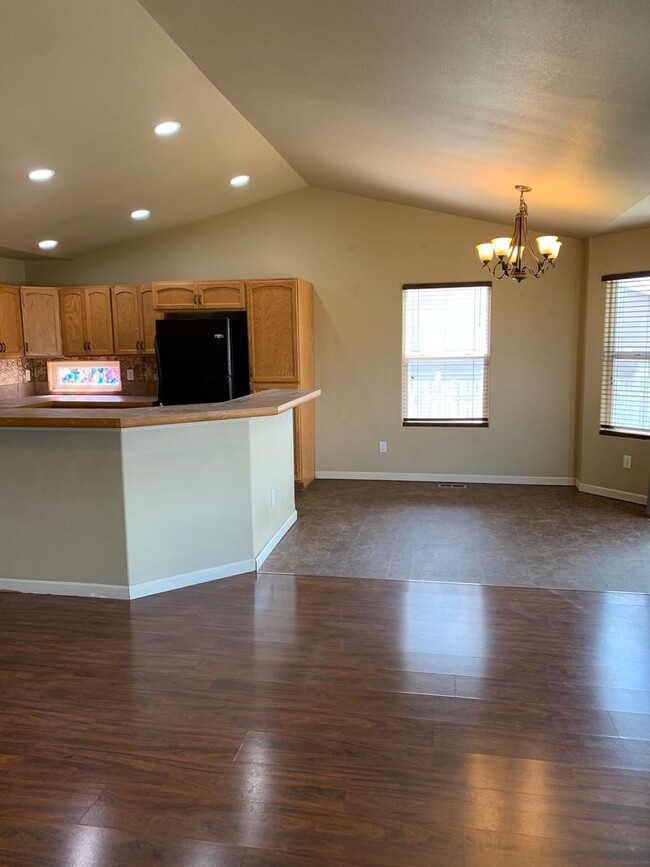 Building Photo - BEAUTIFUL, SPACIOUS, 4 BEDROOM, 3 BATHROOM...