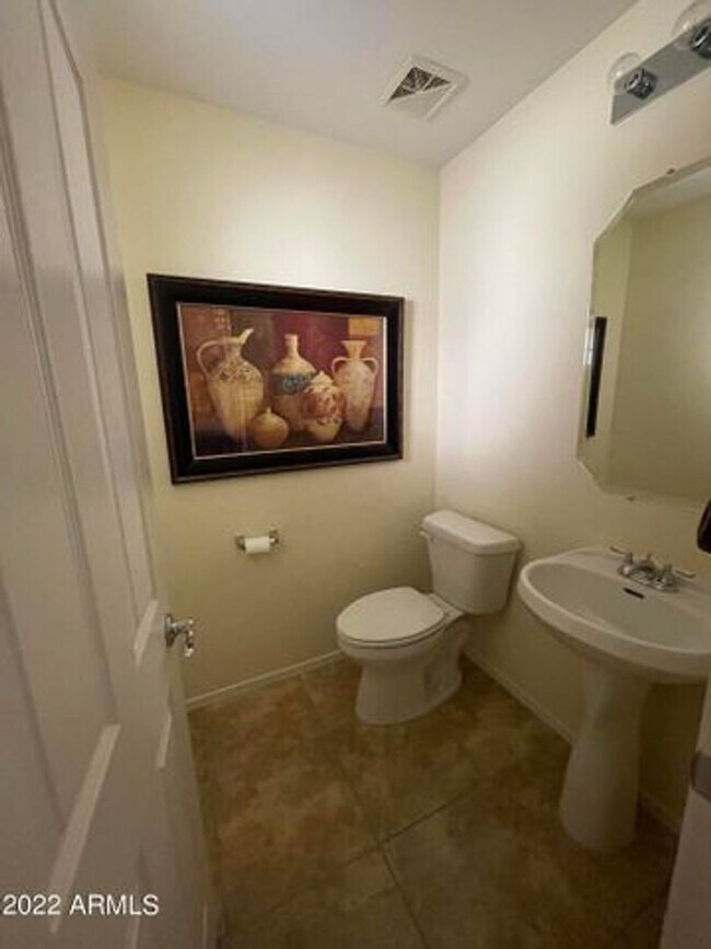 Building Photo - 2449 E Vermont Dr