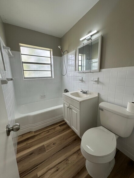 Building Photo - 160 E 27th St