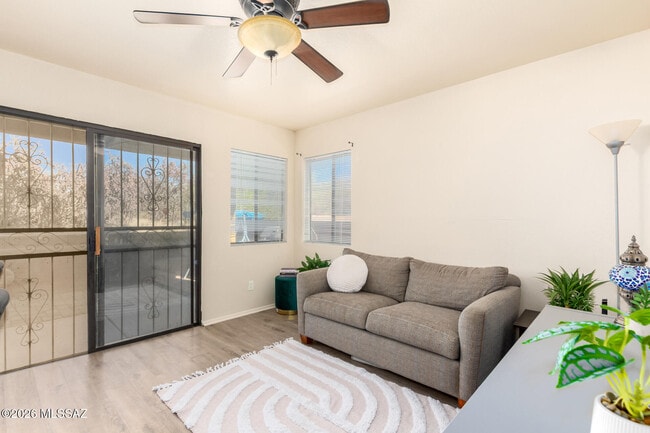 Building Photo - 10472 N Fair Mountain Dr
