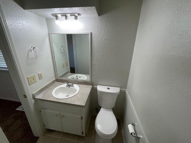 Building Photo - Military Discount available! Updated 3 bed 2 bath, 2 car, fenced yard!