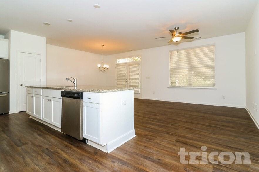 Building Photo - 2220 Rosemary Park Ln