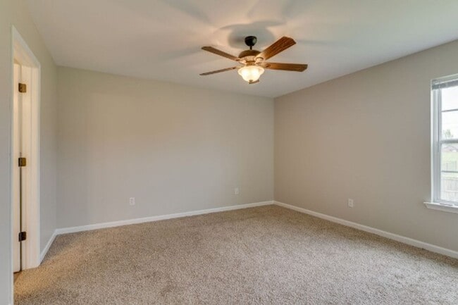 Building Photo - Beautiful 3bd 2 ba home with a large lot a...