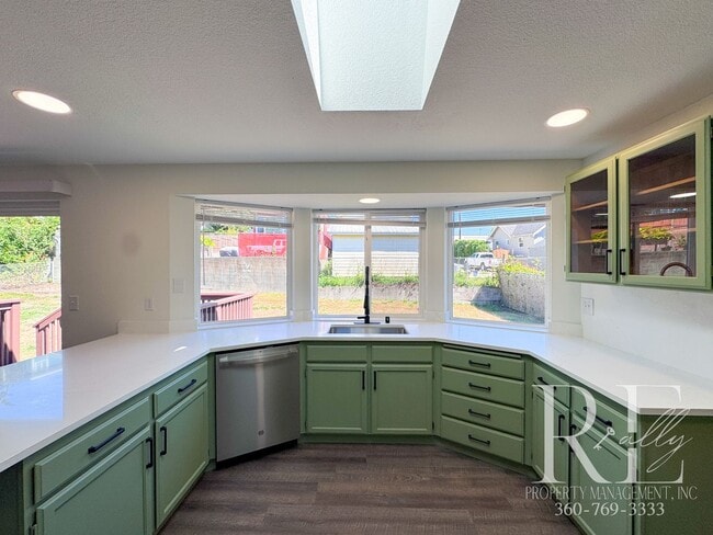 Building Photo - Newly Renovated Charmer in the Heart of Ma...