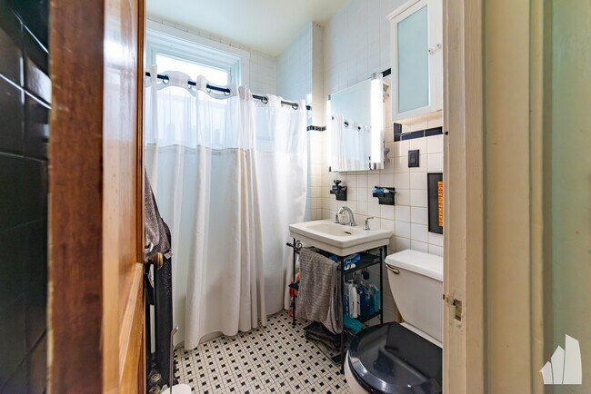 Building Photo - 649 W Wrightwood Ave