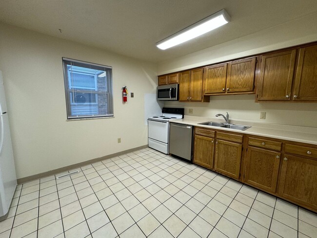 Building Photo - 84 W 9th Ave